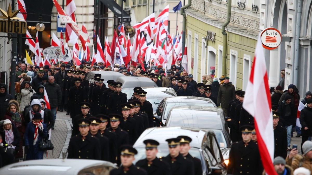 Тысячи белорусов присутствовали на церемонии перезахоронения останков Кастуся Калиновского, одного из лидеров восстания 1863-1864 годов. Фото: RFE/RL