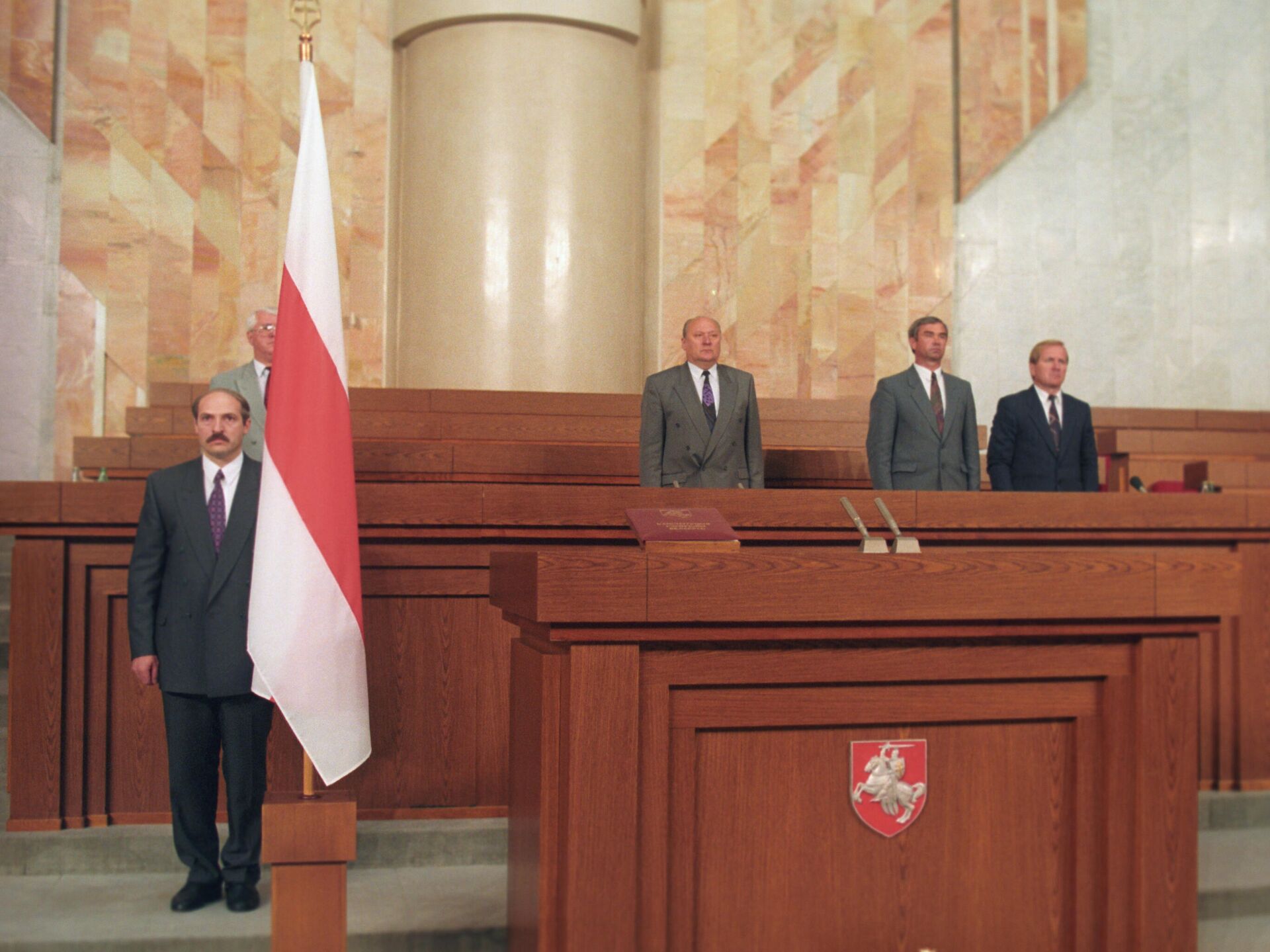 Лукашенко объяснил, почему давал присягу в 1994 году под флагом оппозиции -  РИА Новости, 28.08.2020