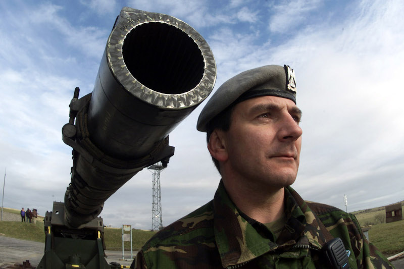 Сержант-майор Роберт МакКеллар из Королевской шотландской драгунской гвардии измеряет ствол Challenger 2 для первого выстрела снарядами с обеднённым ураном на полигоне Кирккадбрайт в Дамфрисе и Галлоуэе 20 февраля 2001 г. Credit: REUTERS