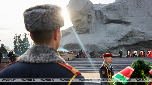 Монумент «мужество» в мемориальном комплексе «Брестская крепость-герой»