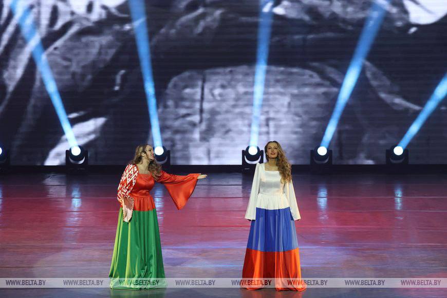 Певицы, актрисы и телеведущие сёстры Груздевы на праздничном концерте, посвященном Дню защитников отечества в 2023 году в Минске. Фото: БЕЛТА