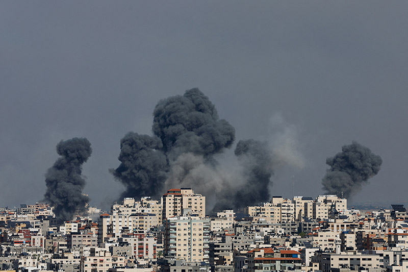 Дым после изральского удара по сектору Газа. 7 октября 2023 года. REUTERS/Mohammed Salem