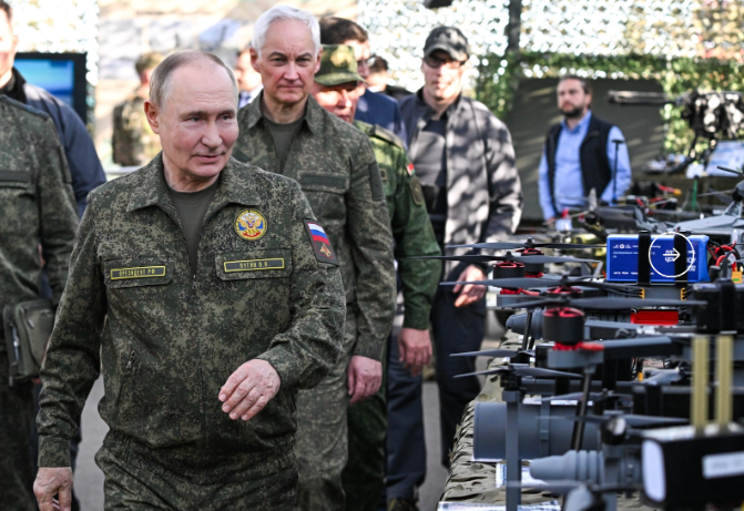 Президент России осматривает вооружение на полигоне Мулино во время учений «Запад-2025». Источник: kremlin.ru